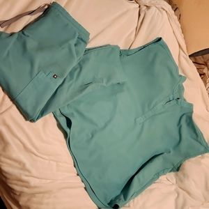 Figs - Rafaela Oversized Scrub Top and Livingston Petite Basic Scrub Pant